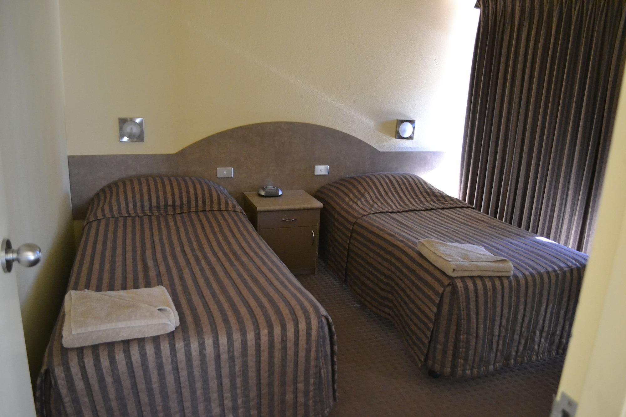 亚勒旺加穆瓦尔瓦高尔夫俱乐部酒店 外观 照片 A typical motel room