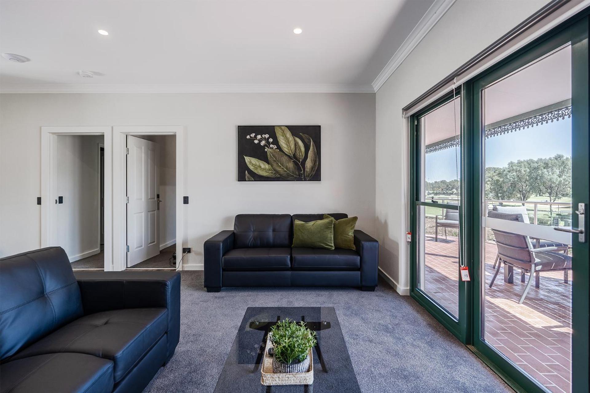 亚勒旺加穆瓦尔瓦高尔夫俱乐部酒店 外观 照片 A living room with a large sliding door