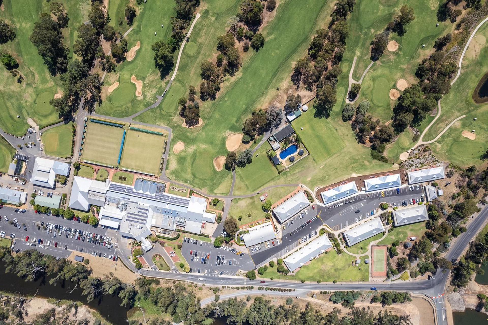 亚勒旺加穆瓦尔瓦高尔夫俱乐部酒店 外观 照片 Aerial view of the school