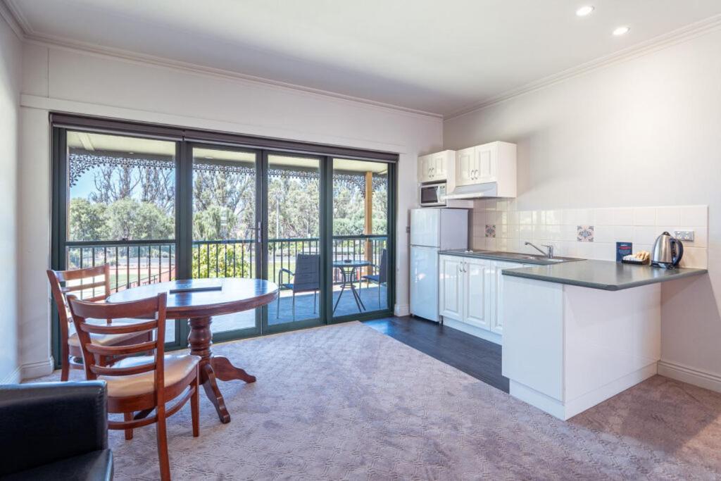 亚勒旺加穆瓦尔瓦高尔夫俱乐部酒店 外观 照片 A typical apartment at the University of Western Australia
