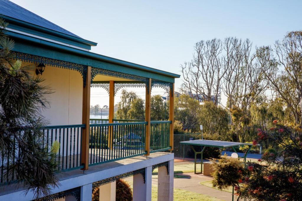 亚勒旺加穆瓦尔瓦高尔夫俱乐部酒店 外观 照片 The verandah of the house