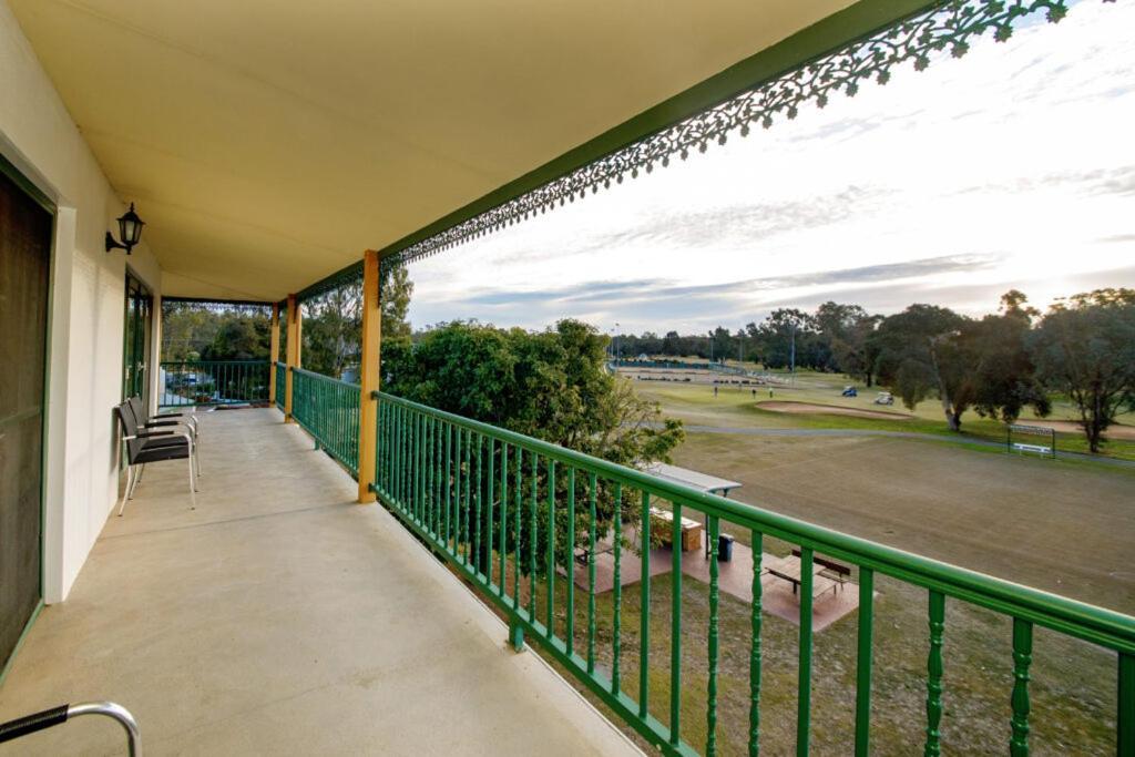 亚勒旺加穆瓦尔瓦高尔夫俱乐部酒店 外观 照片 A balcony at the Adelaide Oval