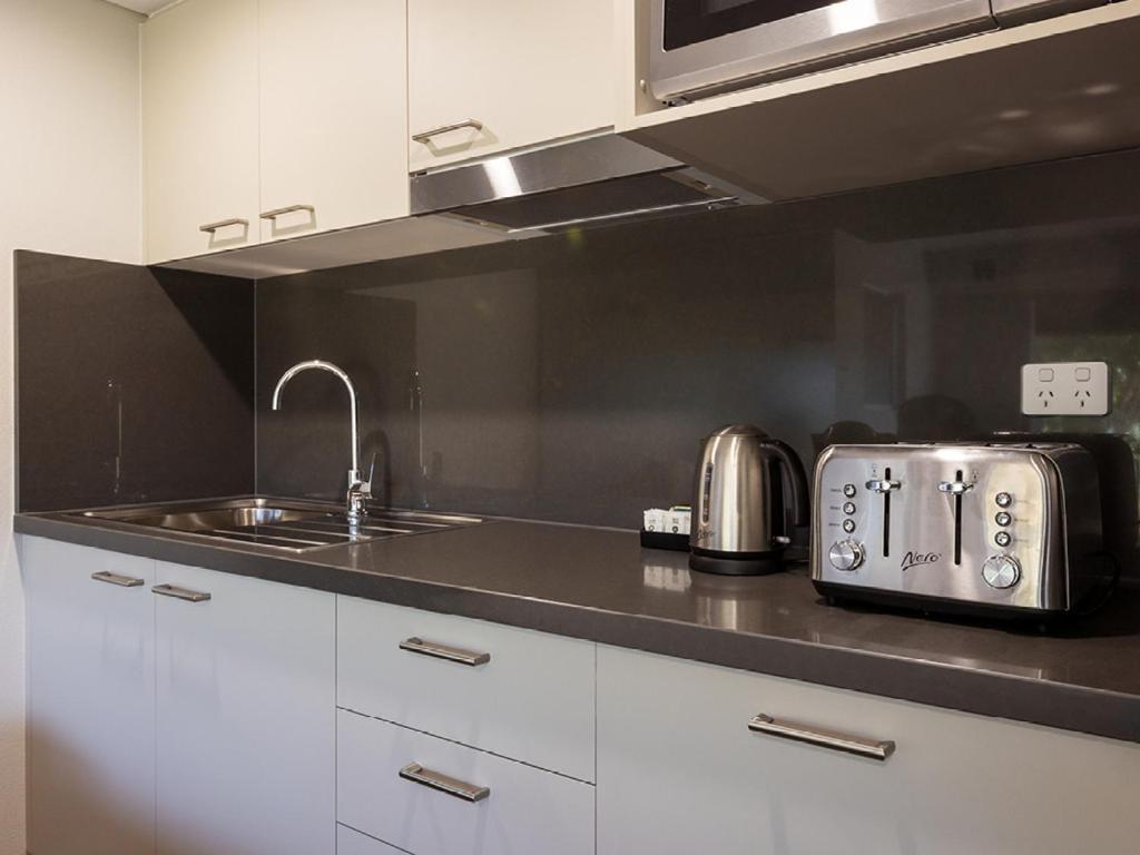 亚勒旺加穆瓦尔瓦高尔夫俱乐部酒店 外观 照片 A typical kitchen in a student apartment