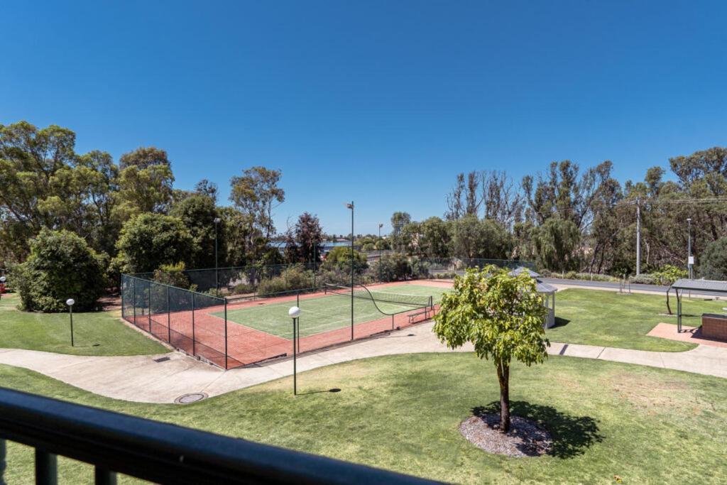 亚勒旺加穆瓦尔瓦高尔夫俱乐部酒店 外观 照片 Tennis and netball courts at the University of South Australia's City Campus