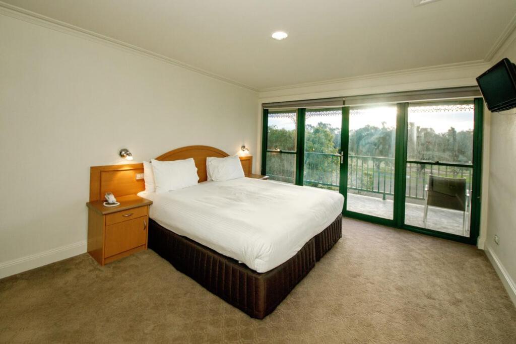 亚勒旺加穆瓦尔瓦高尔夫俱乐部酒店 外观 照片 A bedroom at the hotel