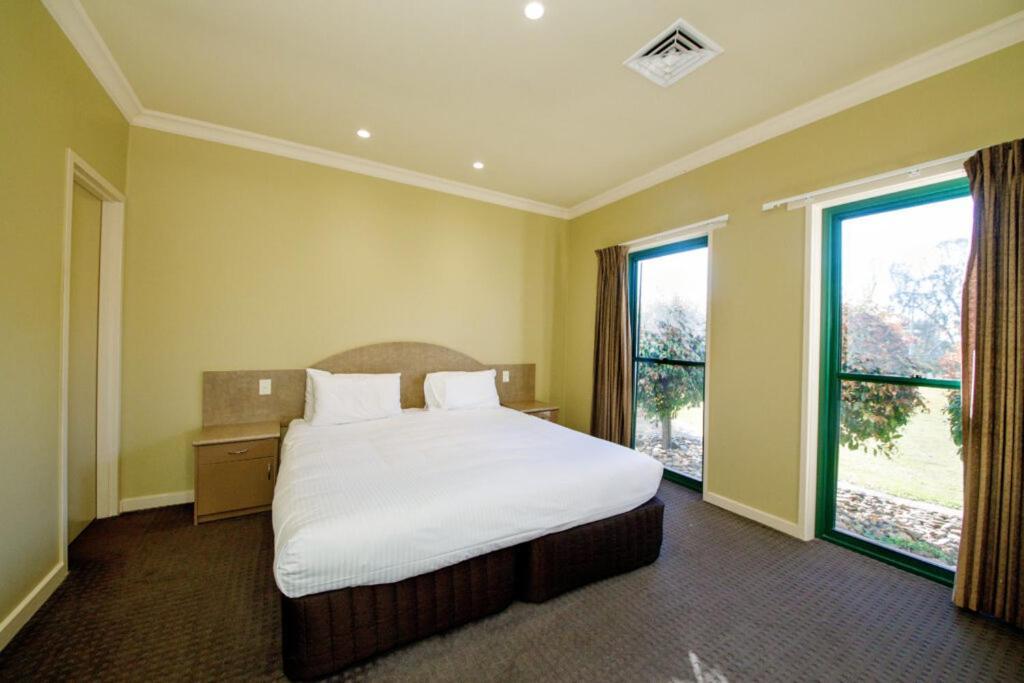 亚勒旺加穆瓦尔瓦高尔夫俱乐部酒店 外观 照片 A typical bedroom at the hotel