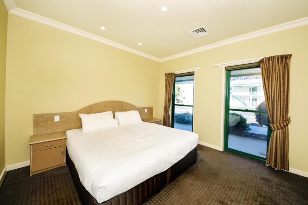 亚勒旺加穆瓦尔瓦高尔夫俱乐部酒店 外观 照片 A bedroom at the hotel