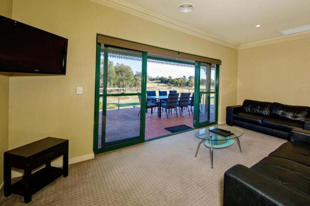 亚勒旺加穆瓦尔瓦高尔夫俱乐部酒店 外观 照片 Living room with a view of the golf course