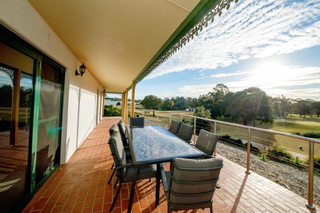 亚勒旺加穆瓦尔瓦高尔夫俱乐部酒店 外观 照片 A balcony in Australia