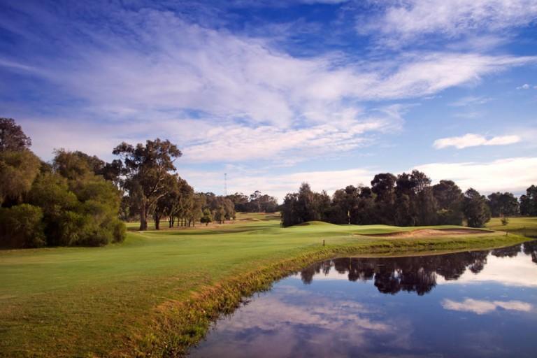 亚勒旺加穆瓦尔瓦高尔夫俱乐部酒店 外观 照片 The 18th hole at the 2007 PGA Championship