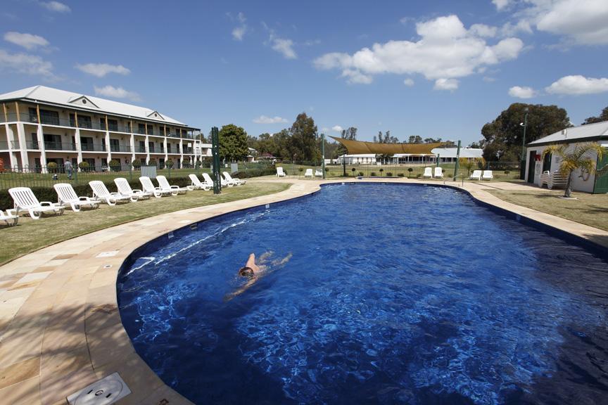 亚勒旺加穆瓦尔瓦高尔夫俱乐部酒店 外观 照片 The pool at the Club Hotel