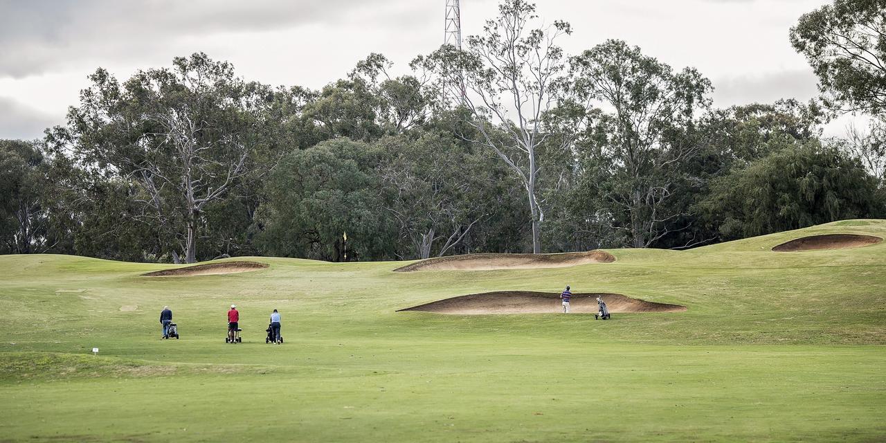 亚勒旺加穆瓦尔瓦高尔夫俱乐部酒店 外观 照片 Golfers at the 2011 Australian PGA Championship