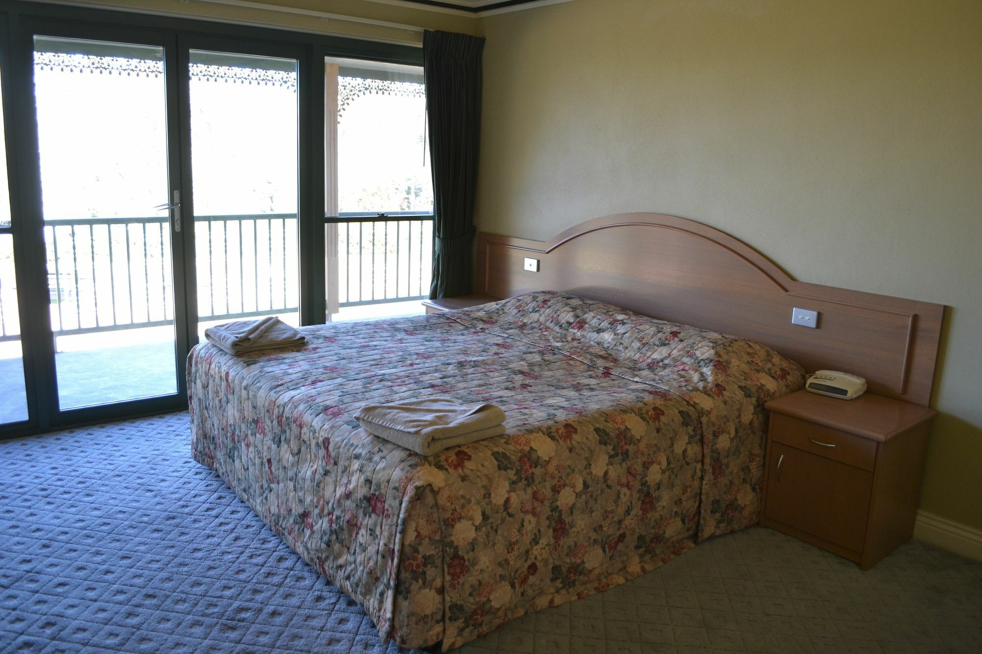 亚勒旺加穆瓦尔瓦高尔夫俱乐部酒店 外观 照片 A bedroom