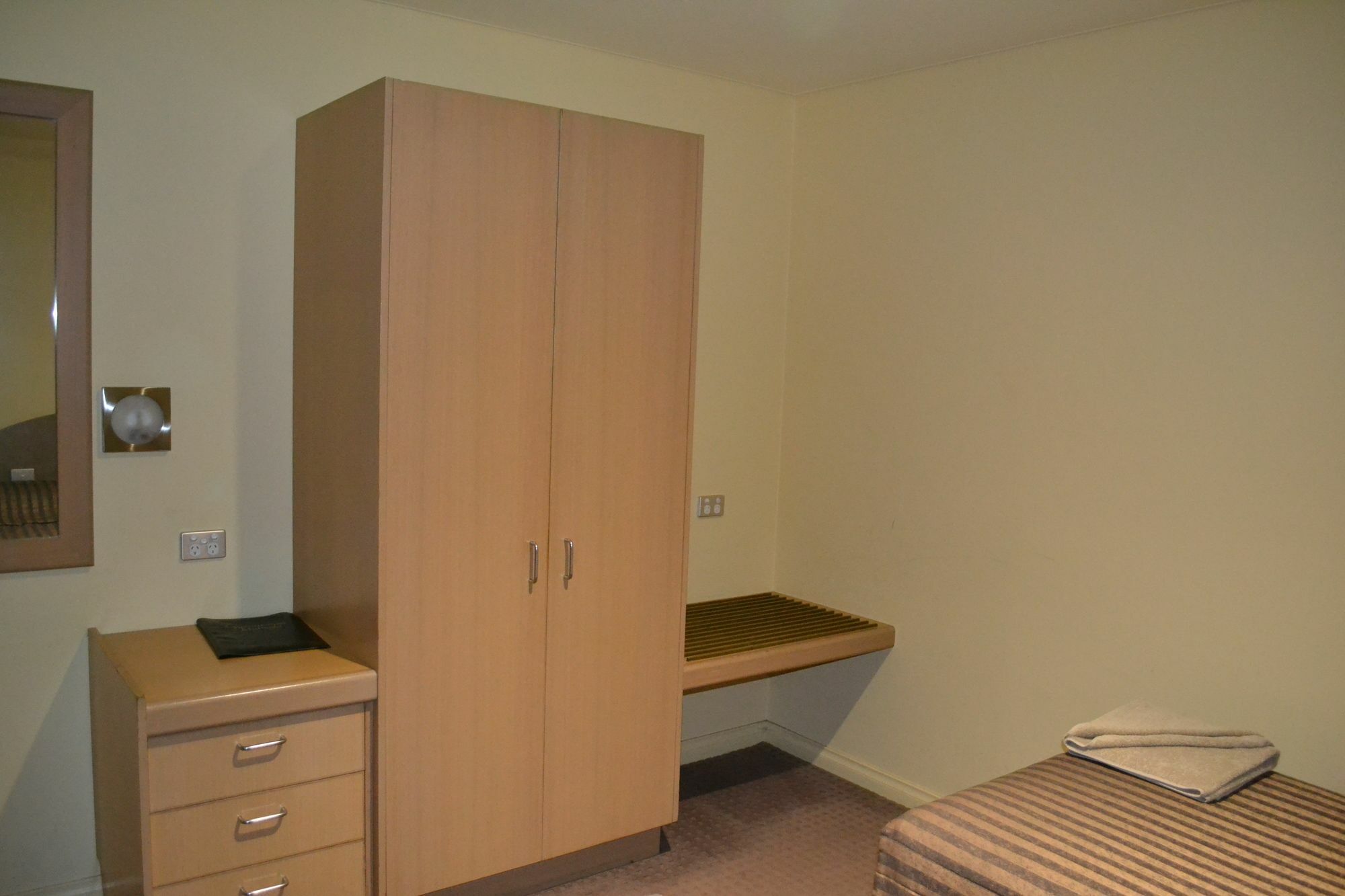 亚勒旺加穆瓦尔瓦高尔夫俱乐部酒店 外观 照片 A typical bedroom in the halls of residence